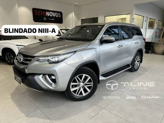 TOYOTA HILUX SW4 2.8 SRX 4X4 7 LUGARES 16V TURBO INTERCOOLER DIESEL 4P AUTOMÁTICO